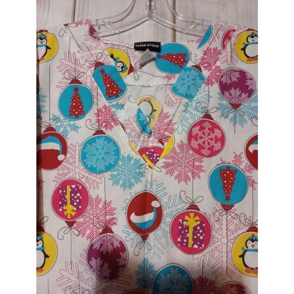 Scrub Studio Scrub Top Ladies Extra Large Christmas Penguin Snowflake - Picture 3 of 6